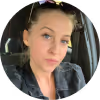 WPF Community - Eine Frau in Sport-BH und Unterwäsche macht ein Selfie im Spiegel.