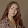 WPF Community - Eine junge Frau mit langen braunen Haaren blickt leicht lächelnd in die Kamera.