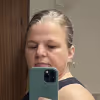 WPF Community - Eine Frau mit zurückgekämmten Haaren macht ein Selfie.