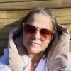 WPF Community - Eine Frau mit Sonnenbrille und Kapuzenweste blickt in die Kamera.