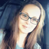WPF Community - Eine junge Frau mit langen braunen Haaren und Brille blickt lächelnd in die Kamera.